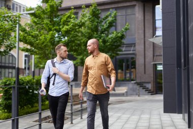 Emlakçılar ya da iş adamları ofis dışına çıkıyor.