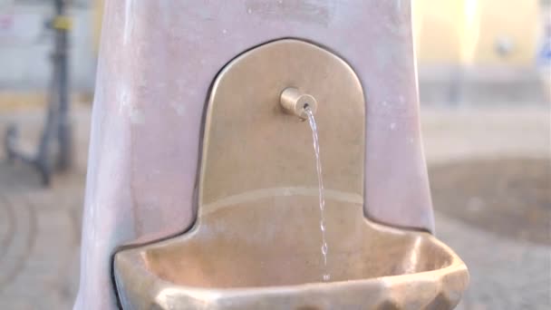 Offentlig dricksvatten fontän med koppar inre, 4k video — Stockvideo
