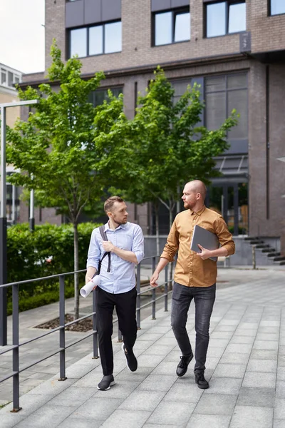 Finansal iş ekibi ofis dışına çıkıp projeyi tartışıyor, 4K