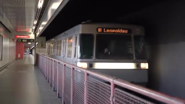 オーストリアのウィーンに駅を出る地下鉄の列車 — ストック動画