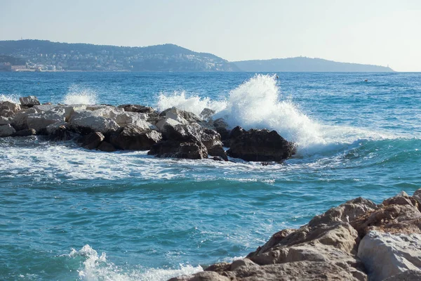 Fale miażdżące skały w śródziemnomorskiej skalistej plaży — Zdjęcie stockowe