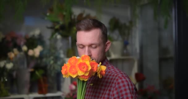 Gratulierendes Konzept: Mann mit gelb-orangefarbenem Blumenstrauß — Stockvideo