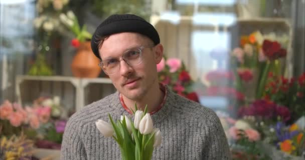 Dobrze wygląda mężczyzna kwiaciarnia gospodarstwa tulipan kwiaty bukiet, 4k — Wideo stockowe