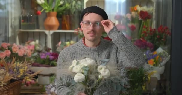 Hombre Barbudo Sonriente Con Ramo Rosas Blancas Florería Bonito Florista — Vídeos de Stock