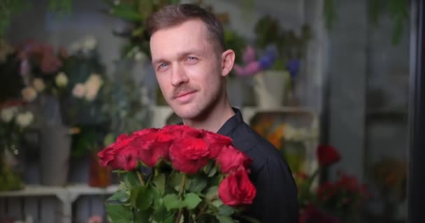 Homem Machista Sexy Elegante Com Bigode Segurando Buquê Rosas Vermelhas — Vídeo de Stock