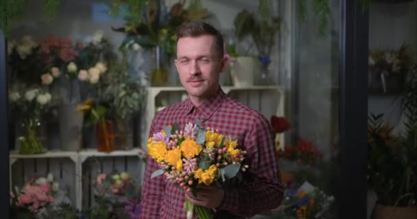 愛のテーマ 日付またはロマンス 母の日 バレンタインデーまたは国際女性デーの概念 黄色とピンクの春の花の新鮮な花束を保持シャツの幸せな男 4Kビデオ映像 — ストック動画