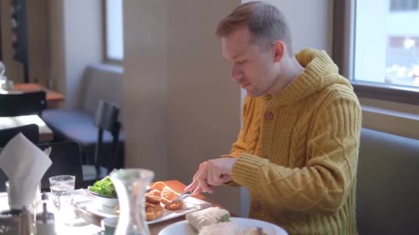 Prato Tradicional Schnitzel Salsicha Austríaco Quente Servido Restaurante Homem Comendo — Vídeo de Stock