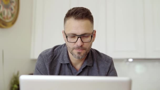 Bearded Caucasian Businessman Working Laptop Kitchen Home Man Using Computer — Αρχείο Βίντεο