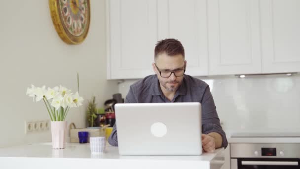 Attractive Bearded Freelancer Male Eyeglasses Looking Laptop Screen Working Remotely — Vídeo de Stock