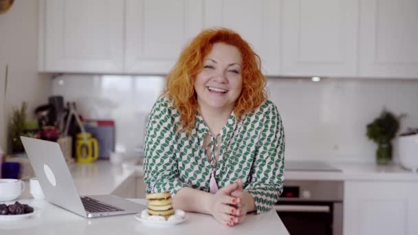 Portrait Attractive Redhead Caucasian Female Freelancer Looking Straight Camera Kitchen — Video Stock