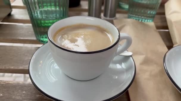 Mug Fresh Coffee Latte Glass Water Table Cafe Outdoor City — стоковое видео