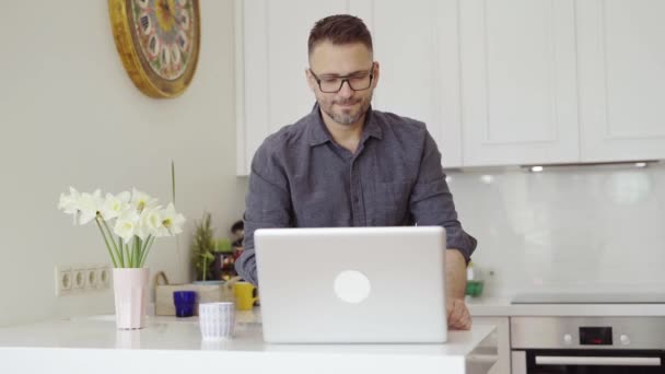 Attractive Caucasian Bearded Male Eyeglasses Looking Laptop Screen Having Video — Vídeo de stock