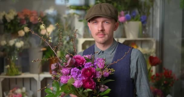 Caucasian Male Peaked Cap Vintage Clothes 20S Holding Beautiful Bouquet — Stok video