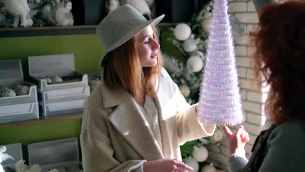 Μητέρα Και Κόρη Επιλέγουν Μικρό Πλαστικό Χριστουγεννιάτικο Δέντρο Διακόσμηση Στο — Αρχείο Βίντεο