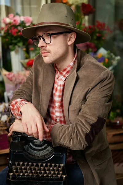 Cute Male Person Eyeglasses Hat Sitting Old Typewriter Flower Store — Foto Stock