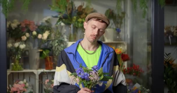 Congratulating Flowers Portrait Man Peaked Cap Tracksuit Holding Spring Flower — Wideo stockowe