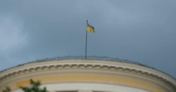 Ukrainian Flag Wind Building Rainy Clouds Background Blue Yellow Flag — Stock Video