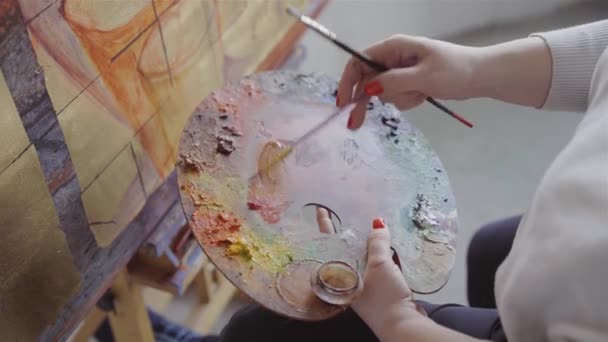 Καλλιτέχνης Αναμιγνύει Χρώματα Στην Παλέτα Πριν Από Ζωγραφική Μια Εικόνα — Αρχείο Βίντεο
