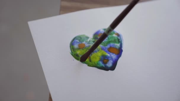 Намальовуючи Барвисте Серце Білому Папері Допомогою Акварельних Фарб Мистецька Школа — стокове відео