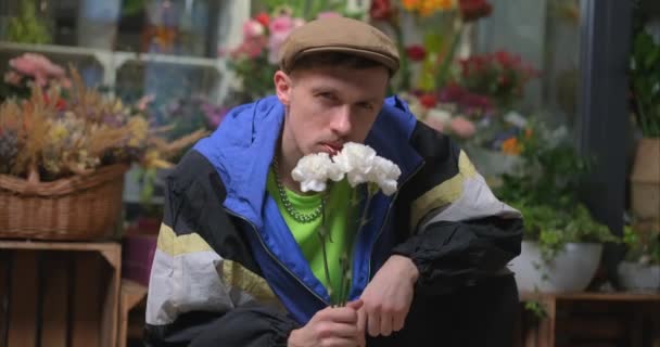 Porträt Eines Männlichen Hooligan Zipfelmütze Und Trainingsanzug Mit Zahnstocher Sitzend — Stockvideo