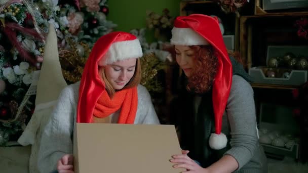 Máma Dává Dárek Vánocům Dceři Otevřít Krabici Hlavní Myšlenkou Výraz — Stock video