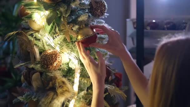 Linda Chica Adolescente Decorando Árbol Navidad 2023 Con Bola Invierno — Vídeos de Stock