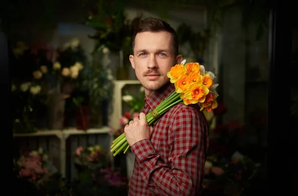 Uomo Camicia Con Bellissimo Bouquet Fiori Primaverili Freschi Gialli Arancioni — Foto Stock