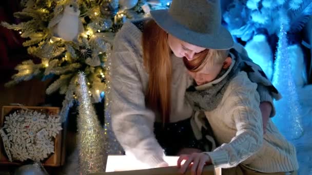 Брат Сестра Открывают Рождественскую Коробку Дома Рождественской Ёлкой Заднем Плане — стоковое видео
