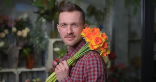 Muž Košili Drží Krásnou Kytici Žlutých Oranžových Čerstvých Jarních Květin — Stock video