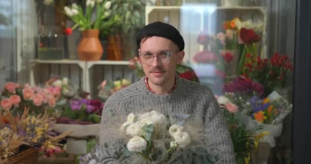 Joyeux Caucasien Barbu Fleuriste Mâle Tenant Féliciter Avec Bouquet Roses — Video