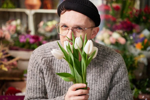 Florista Barbudo Hipster Caucásico Masculino Suéter Olfateando Hermoso Ramo Ramo — Foto de Stock