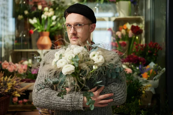 Uomo Caucasico Maglione Grigio Cappello Beanie Occhiali Possesso Bellissimo Bouquet — Foto Stock