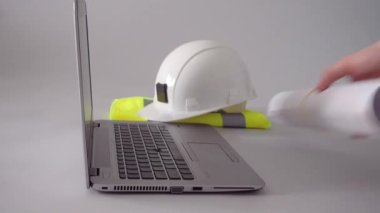 Mühendisler el yapımı planlar, beyaz kask ve dizüstü bilgisayarlı sarı güvenlik yeleği alıyorlar. İnşaat müteahhiti, mimar ya da inşaat müteahhidi. 4k video kaydı