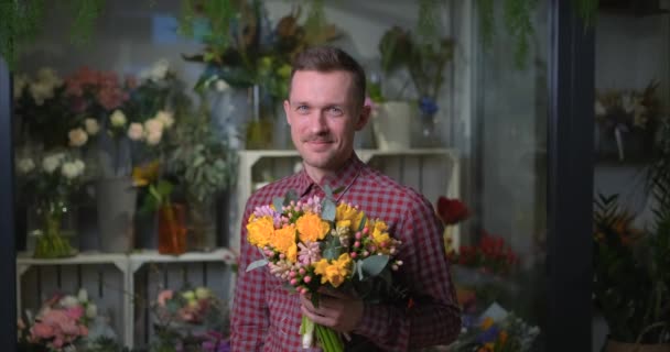 Homme Caucasien Joyeux Chemise Tenant Bouquet Frais Fleurs Jaunes Roses — Video