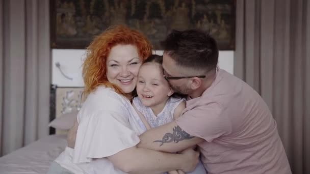 Μητέρα Πατέρας Και Κόρη Στο Σπίτι Γελάνε Φιλιούνται Οικογενειακό Σαββατοκύριακο — Αρχείο Βίντεο