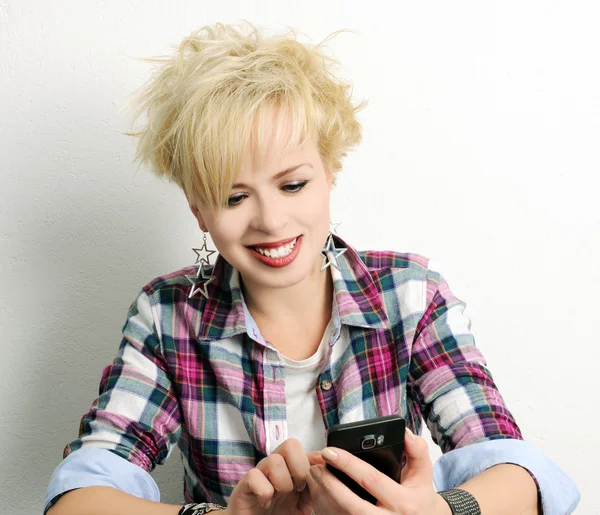 Menina com telefone inteligente — Fotografia de Stock