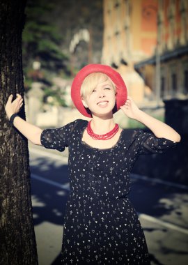 Kırmızı şapkalı güzel kız