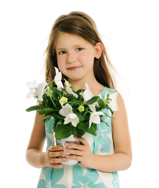 Liten flicka med vita blommor — Stockfoto