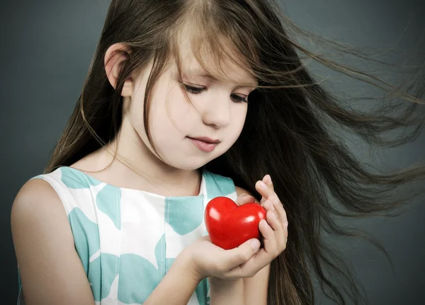 Petite fille avec un cœur — Photo
