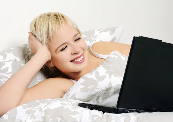 Menina com um laptop — Fotografia de Stock