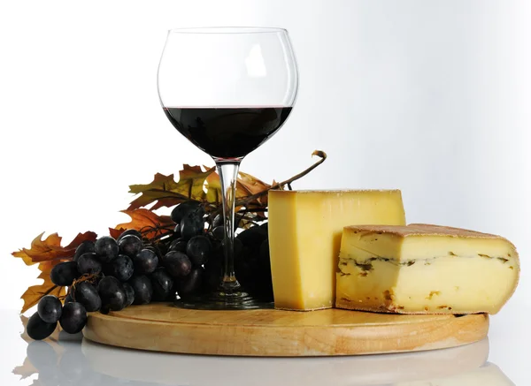 Stillleben mit Wein und Käse — Stockfoto