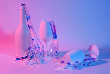 Parti kadehlerinin pembe ve mavi tonlarda düzenlenmesi