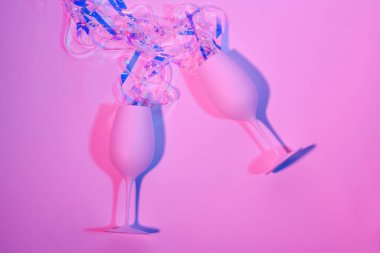 Parti kadehlerinin pembe ve mavi tonlarda düzenlenmesi