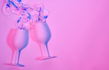 Parti kadehlerinin pembe ve mavi tonlarda düzenlenmesi