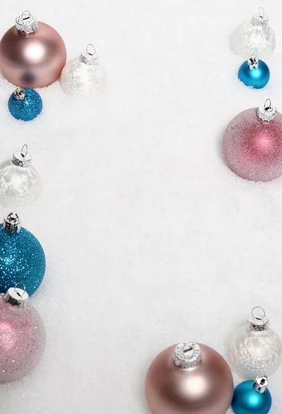 Plaatsing Van Prachtige Kerstballen Sneeuw Achtergrond — Stockfoto