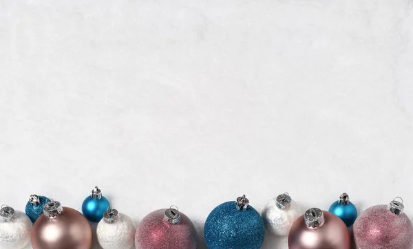 Plaatsing Van Prachtige Kerstballen Sneeuw Achtergrond — Stockfoto