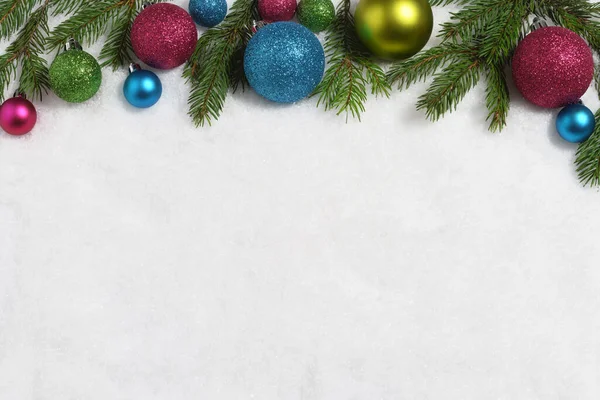 Weihnachten Rahmen Aus Tannenzweigen Und Christbaumkugeln Auf Schnee Hintergrund — Stockfoto