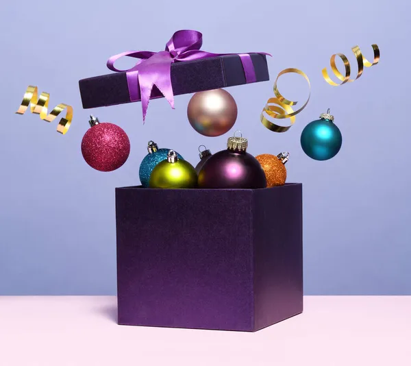 複数の色のボールとバイオレットオープンボックス — ストック写真