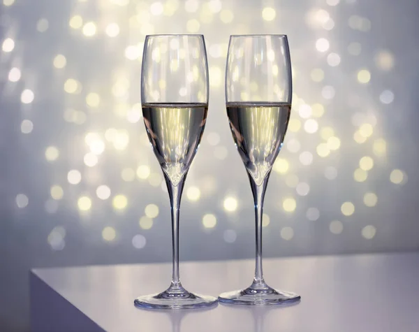 Tho Bicchieri Champagne Contro Luci Sfocate Sfondo — Foto Stock