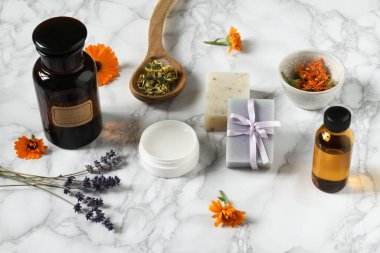 Kuru bitkiler ve çiçeklerle cilt bakımı ürünleri